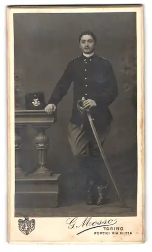 Fotografie G. Mosso, Torino, Portici Via Nizza, Portrait italienischer Soldat in Uniform Rgt. 22 mit Säbel