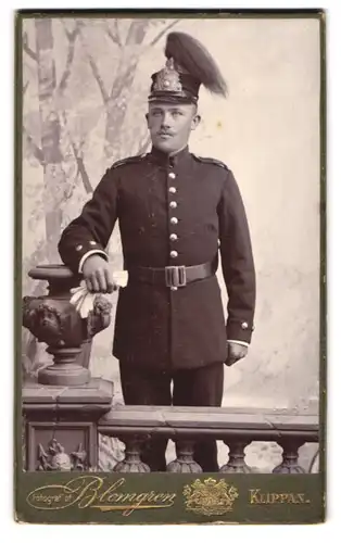 Fotografie Blomgren, Klippan, Portrait schwedischer Soldat in Gardeniform mit Mütze