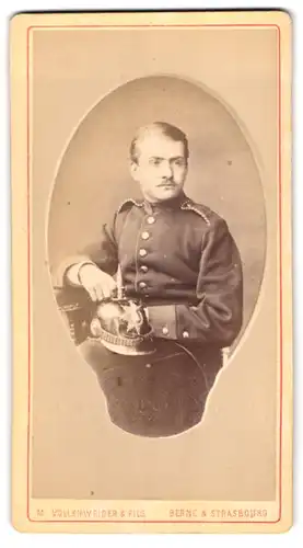 Fotografie M. Vollenweider & Fils, Bern, Rue des Postes 47, Einjährig-Freiwilliger mit Pickelhaube, Inf. Rgt. 10