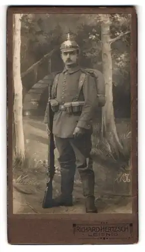 Fotografie Richard Hertzsch, Leisnig, Friedrich Schrap mit Ausmarschgepäck und Ersatz Pickelhaube