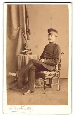 Fotografie Selle & Kuntze, Potsdam, Schwertfeger-Strasse 14, Soldat in Uniform mit Bajonett und Portepee