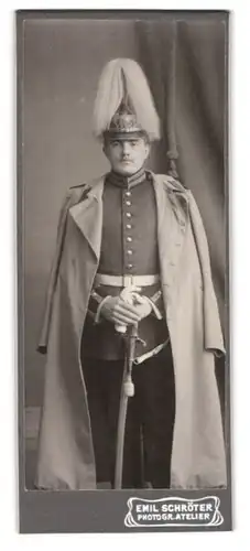 Fotografie Emil Schröter, Ort unbekannt, Garde-Soldat in uniform mit Pickelhaube & Paradebusch