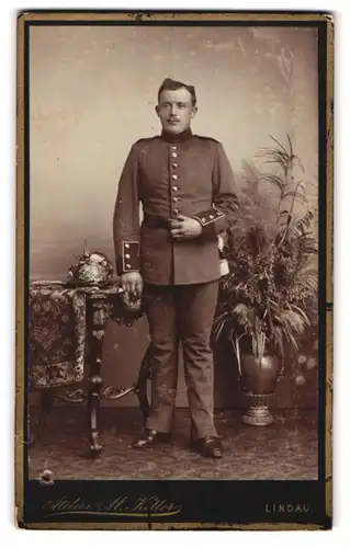 Fotografie M. Keller, Lindau, Paradiesplatz, Soldat in Uniform nebst Pickelhaube