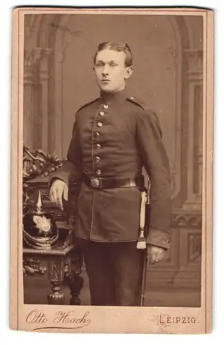 Fotografie Otto Hach, Leipzig, Zeitzerstr. 23, Soldat in Uniform nebst Pickelhaube Sachsen, IR 107