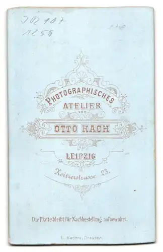 Fotografie Otto Hach, Leipzig, Zeitzerstr. 23, Soldat in Uniform nebst Pickelhaube Sachsen, IR 107