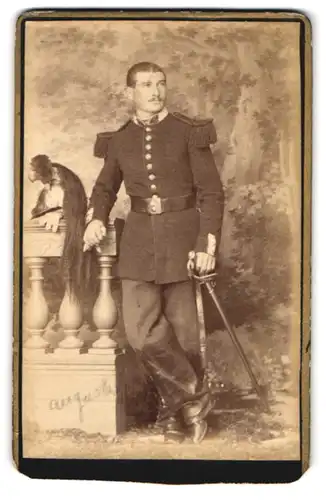 Fotografie Atelier Olympe, Joigny, 11 Avenue Gambetta, Französischer Soldat nebst Raupenhelm mit Paradebusch