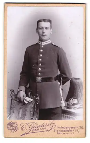 Fotografie Carl Günteritz, Berlin, Perlebergerstr. 26, Garde-Soldat in Uniform nebst Pickelhaube Preussen m. Paradebusch