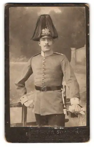 Fotografie Heinrich Müller, Strassburg / Elasass, Schwarzwaldstr. 74, Soldat in uniform mit Pickelhaube & Paradebusch