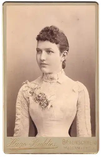 Fotografie Hugo Beddies, Braunschweig, Hagenmarkt 4, Portrait junge Frau Lene Fiedler im taillierten Kleid mit Locken