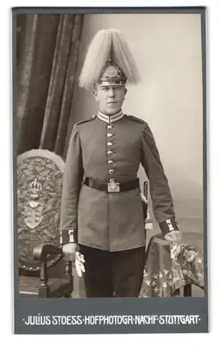 Fotografie Julius Stoess, Stuttgart, Sophienstr. 36, Portrait Soldat in Gardeuniform mit Pickelhaube Rosshaarbusch