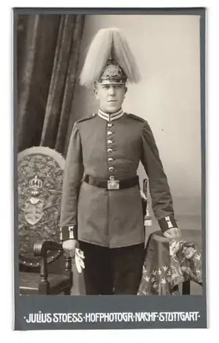 Fotografie Julius Stoess, Stuttgart, Sophienstr. 36, Portrait Soldat in Gardeuniform, Pickelhaube Rosshaarbusch