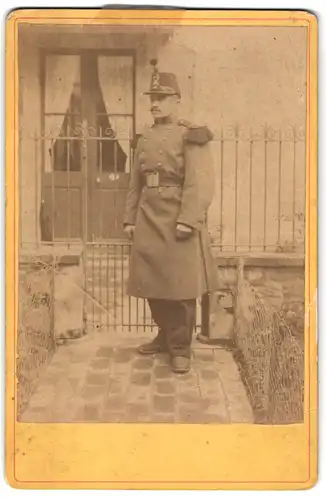 Fotografie unbekannter Fotograf und Ort, Portrait Soldat Cheophile Mougenot in Uniform vor seinem Haus