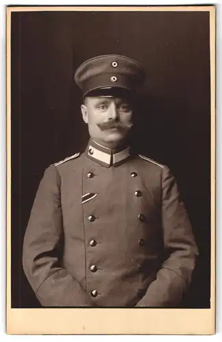 Fotografie unbekannter Fotograf und Ort, Portrait Hauptmann in Uniform Rnf. Rgt. mit eingestecktem Orden