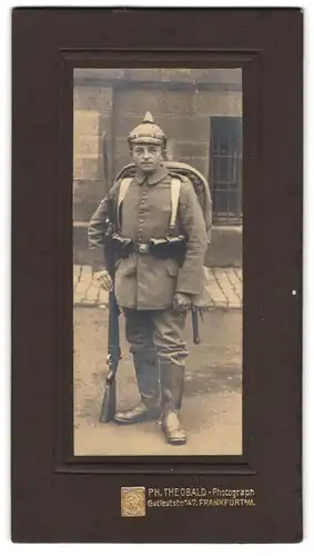 Fotografie Ph. Teobald, Frankfurt / Main, Gutleutstr. 147, Infanterist mit Ausmarschgepäck, Pickelhaube & Tarnbezug