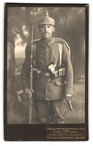 Fotografie Karl Mäckel, Burgstädt i. Sa., Böhmestr. 2, Soldat in Uniform mit Ausmarschgepäck, Pickelhaube & Tarnbezug