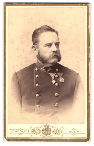 Fotografie H. Mathaus, Wien, Favoritenstrasse 21, Portrait K.u.k. Offizier in Uniform mit Orden - Ordenspange
