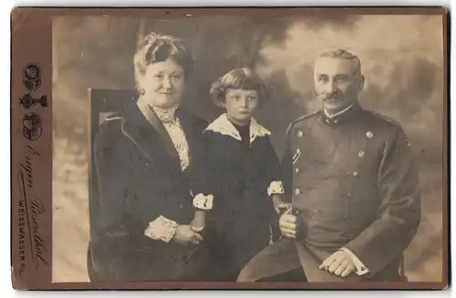 Fotografie Eugen Rosenthal, Weisswasser, Bahnhofstr., Portrait Soldat in Uniform mit eingestecktem Orden, 1921