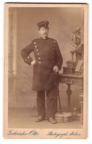 Fotografie Gebrüder Otto, Oranienburg, Portrait Soldat in Uniform mit Säbel im Atelier