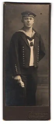 Fotografie Otto Barkhausen, Wilhelmshaven, Roonstr. 102, Matrose in Uniform Mützenband Torpedoboots Halflotille