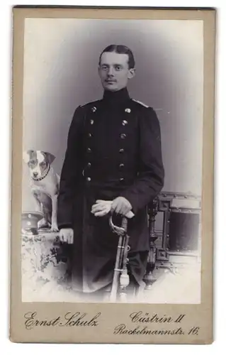 Fotografie Ernst Schulz, Küstrin, Rackelmannstr. 16, Soldat O. v.on Hartwig in Uniform mit Diensthund, 1907