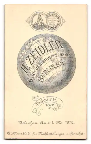 Fotografie H. Zeidler, Berlin, Jerusalemerstrasse 6, Junger Bursche im Anzug und mit Buch