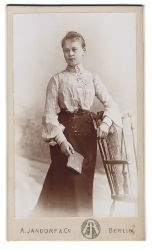 Fotografie A. Jandorf &Co., Berlin, Grosse Frankfurterstrasse 113, Junge Frau mit Bluse und Rock