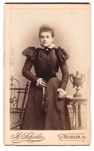 Fotografie A. Schröder, Berlin, Gr. Frankfurter-Strasse 117, Junge Frau in dunklem Kleid