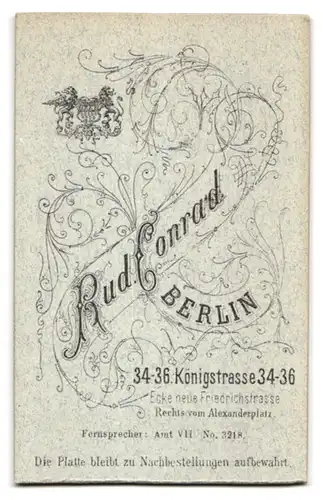 Fotografie Rud Conrad, Berlin, Königstrasse 34-36, Kleinkind mit nackten Füssen