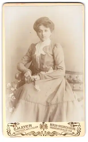 Fotografie E. Mayen, Berlin-Friedrichsberg, Frankfurter-Allee 197, Portrait einer hübschen Dame mit Blumen