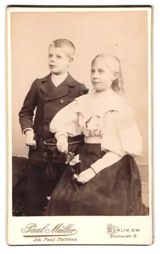 Fotografie Paul Müller, Berlin, Blücherstrasse 6, Bruder und Schwester in bürgerlicher Kleidung