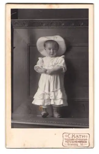Fotografie C. Kath, Kötzschenbroda, Gradsteg 10, Kleinkind in weissem Kleid und mit Hut