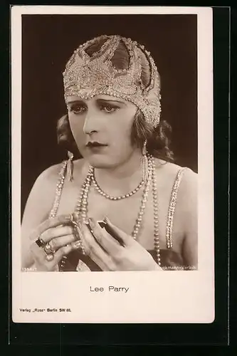 AK Schauspielerin Lee Parry mit Perlenschmuck und traurigem Blick