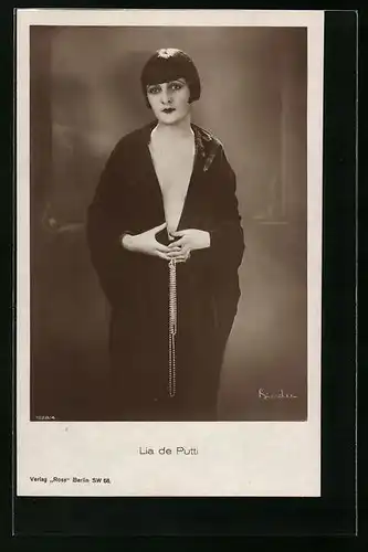 AK Schauspielerin Lia de Putti in dunkelm Gewand mit Perlenkette in der Hand