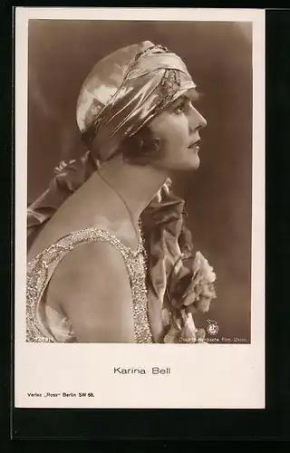AK Schauspielerin Karina Bell mit Kopftuch und glitzernem Kleid