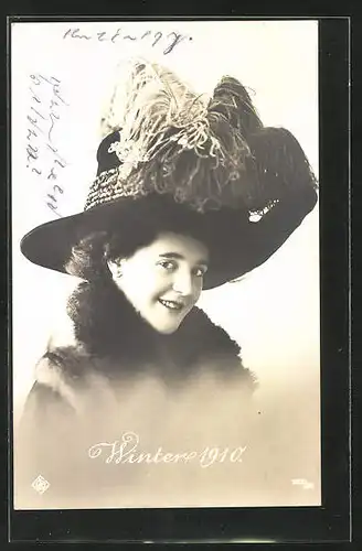 AK Junge Frau im Mantel mit Federhut, Winter 1910