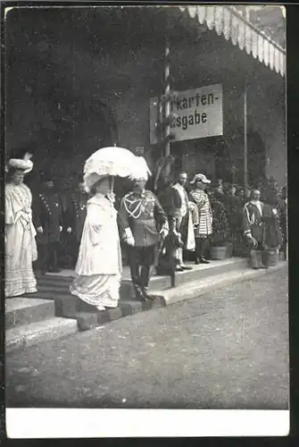 AK Braunschweig, Prinzregent Herzog Johann Albrecht von Braunschweig mit Gattin bei Festivität am Bahnhof