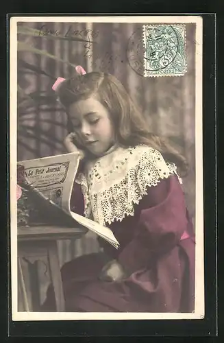 AK Mädchen liest Zeitung Le Petit Journal
