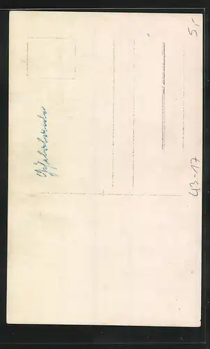 Foto-AK Ältere Dame im langen Kleid liest Buch