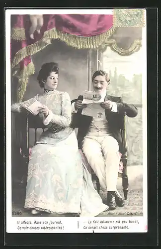 AK Paar auf Holzbank die Zeitung lesend