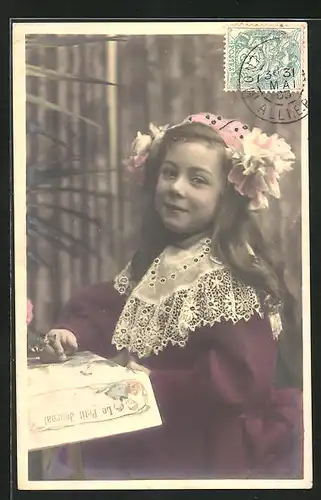 AK Zeitung Le Petit Journal, Lesendes Mädchen mit Blumen im Haar