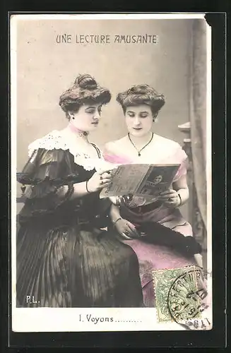 AK Edle Damen lesen Zeitung La Nouvelle Vie de Paris