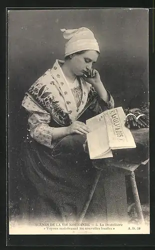 AK Frau mit Kopftuch Zeitung lesend, Le Calvados