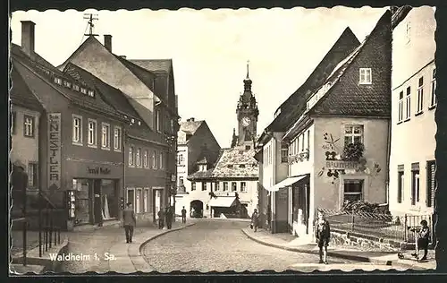 AK Waldheim i. Sa., Strassenpartie mit Geschäften