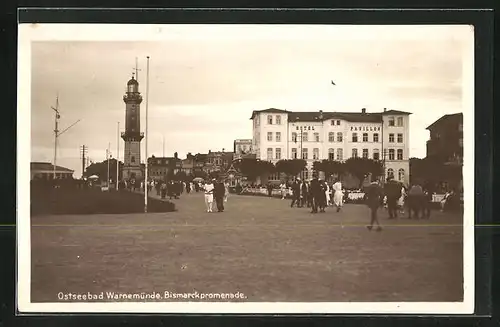 AK Warnemünde, Bismarckpromenade mit Leuchtturm
