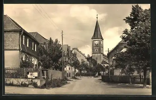 AK Plothen /Krs. Schleiz, Dorfstrasse mit Kirche
