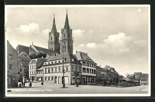 AK Oschatz, Hindenburg-Platz mit Geschäft und Kirche 1939, Totalansicht, Innenansicht