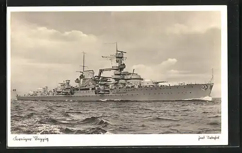 AK Kreuzer Leipzig in voller Fahrt auf welligem Meer