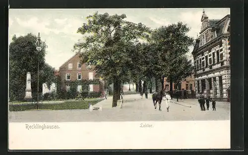 AK Recklinghausen, Passant mit Pferd am Lohtor