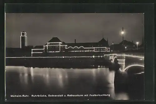 AK Mülheim an der Ruhr, Ruhrbrücke, Badeanstalt und Rathausturm mit Festbeleuchtung