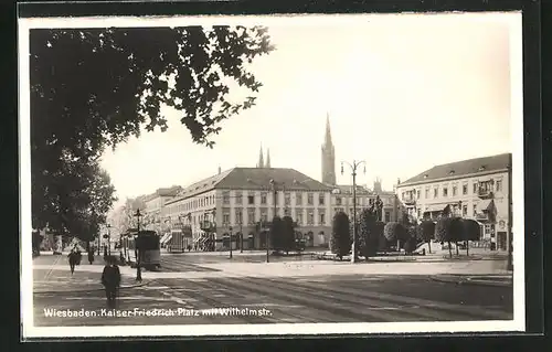 AK Wiesbaden, Kaiser-Friedrich-Platz mit Wilhelmstrasse und Strassenbahn